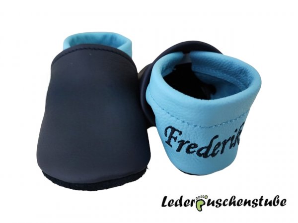 Lederpuschen dunkelblau-hellblau mit Namen an der Ferse dunkelblau